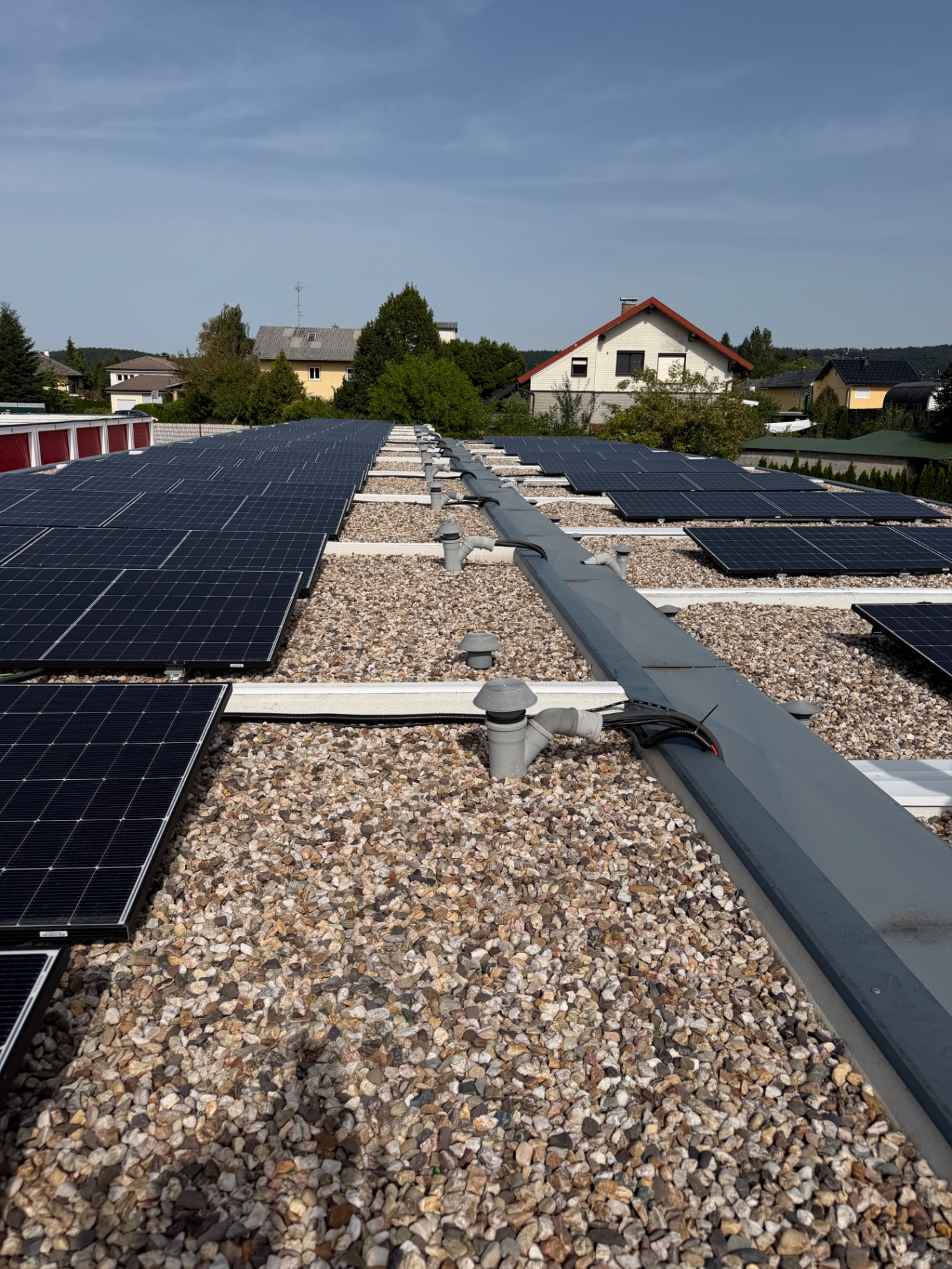 Photovoltaikanlage auf dem Flachdach des Spacebox Garagenparks in Mattighofen – Sonnenstrom für Wallbox und Garagenstrom