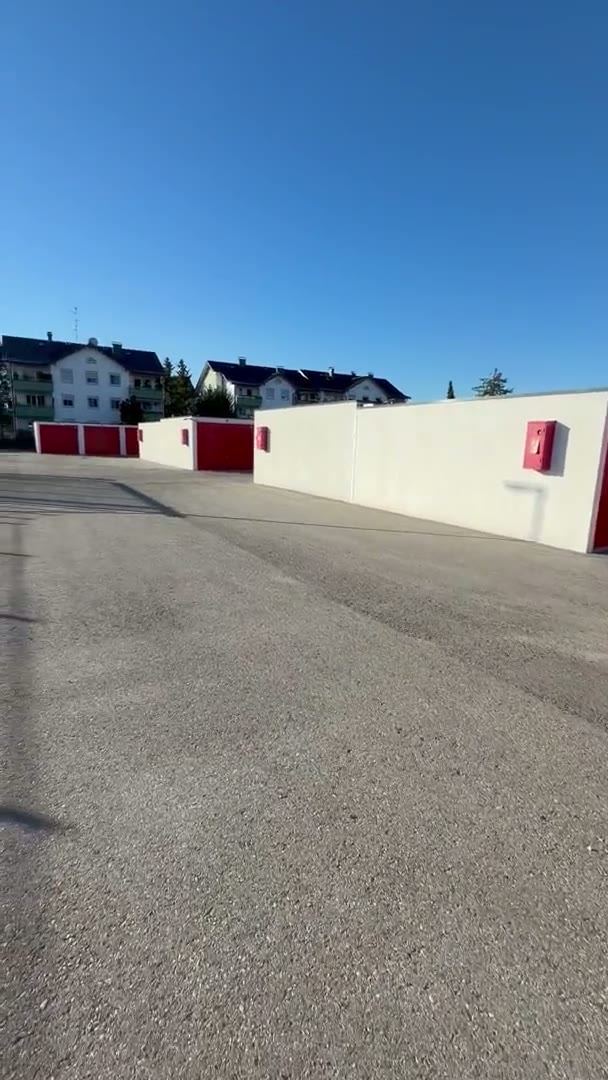 Vorschaubild: Zufahrt zum Spacebox-Garagenpark Mattighofen mit roten Toren