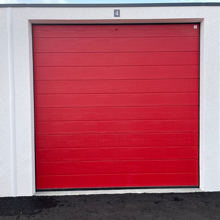 Rotes Sektionaltor der Spacebox Garage Mattighofen